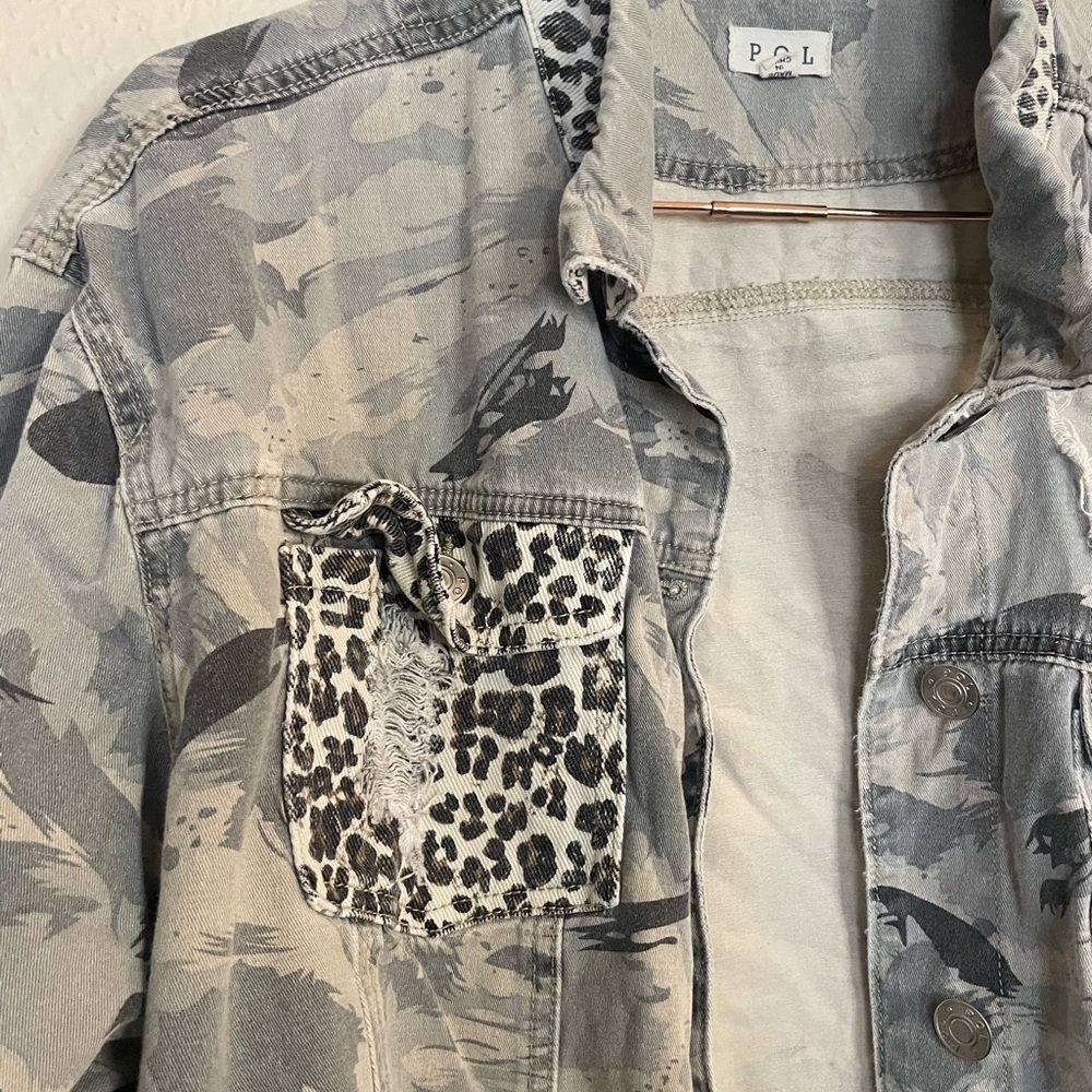 POL Distressed Camo Leopard Patchwork Denim Jacke… - image 3